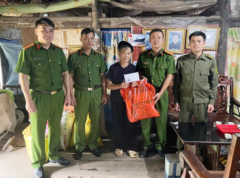 Tặng quà thương, bệnh binh tại Trung tâm Điều dưỡng thương binh Thuận Thành -0