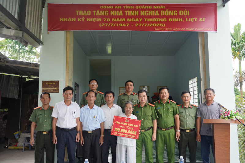 Quảng Ngãi: Trao tặng nhà nghĩa tình đồng đội cho gia đình liệt sĩ Công an nhân dân -0