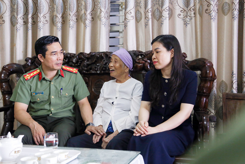 Tặng quà thương, bệnh binh tại Trung tâm Điều dưỡng thương binh Thuận Thành -0