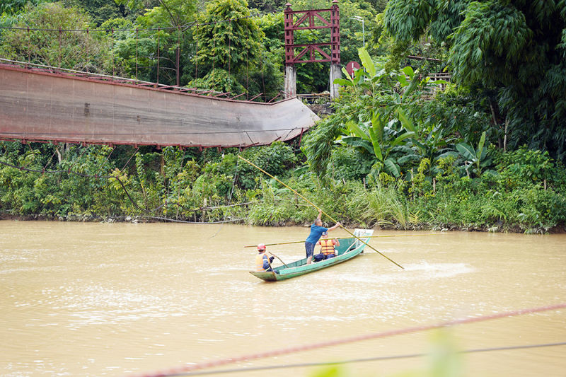 Cầu treo Pa Thơm đứt cáp, xe chở cán bộ xã rơi xuống sống khi đi chống bão -0