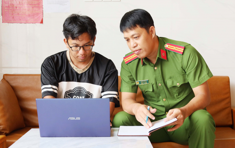 Cán bộ Công an xã tận tâm, vì nhân dân phục vụ -0