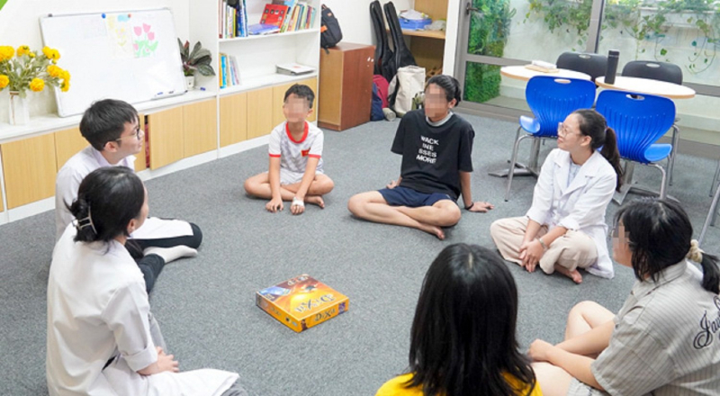 Cháu bé nhỏ tuổi nhất được cứu sống trong vụ lật tàu ở Quảng Ninh giờ ra sao? -0