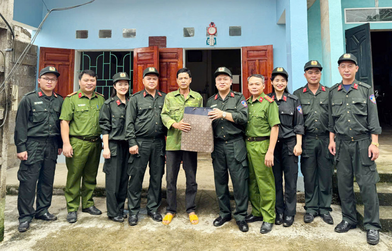 Tặng quà thương, bệnh binh tại Trung tâm Điều dưỡng thương binh Thuận Thành -0