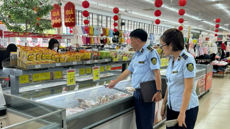 Thịt lợn, rau xanh đắt hàng trước giờ bão số 3 Wipha đổ bộ đất liền -0