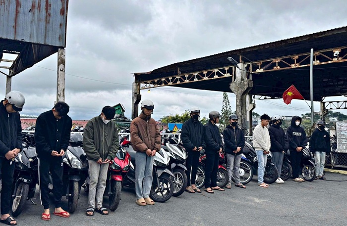 Xử lý hàng loạt thanh thiếu niên tụ tập đua xe, bốc đầu gây náo loạn đường phố -0