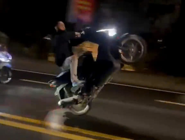 Xử lý hàng loạt thanh thiếu niên tụ tập đua xe, bốc đầu gây náo loạn đường phố -0