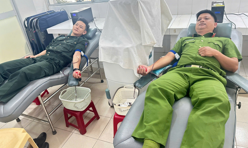 Hai Cảnh sát cơ động hiến máu cứu người -0