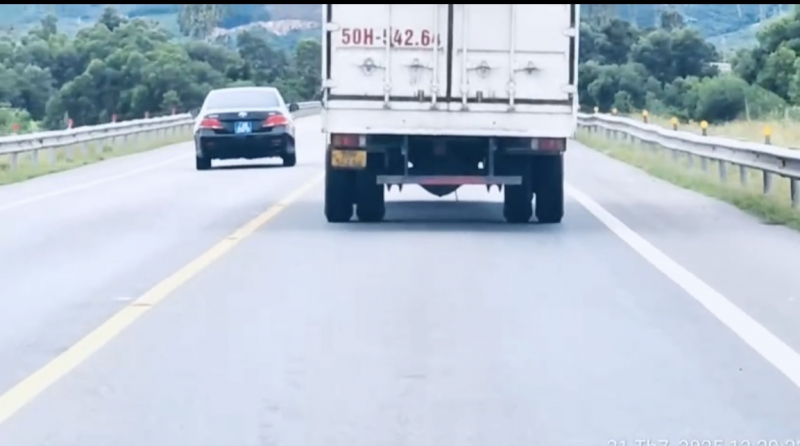 Xử phạt tài xế xe biển xanh 5 triệu đồng vì vượt ẩu trên cao tốc -0