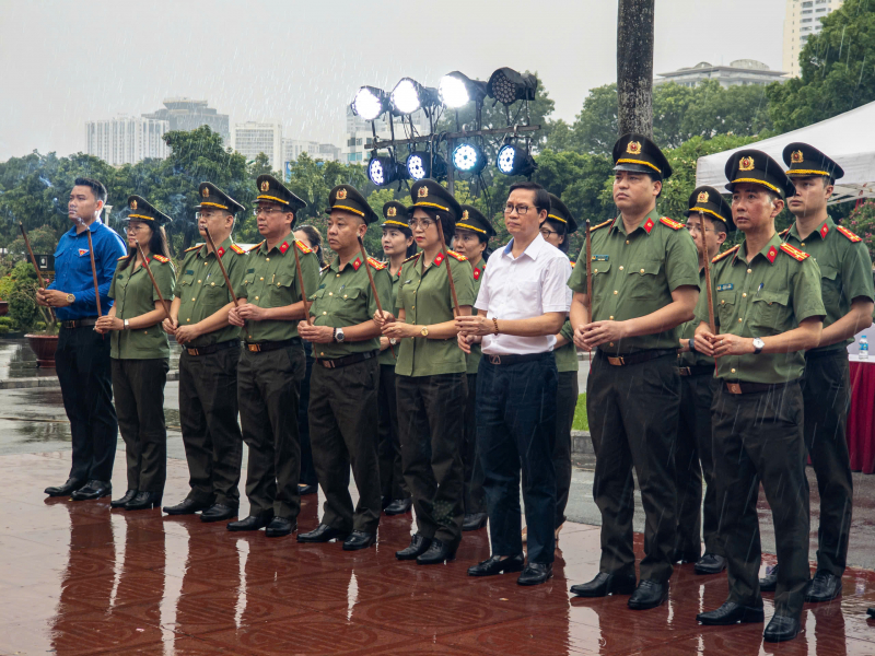 Tuổi trẻ Cục Truyền thông CAND thắp nến tri ân các anh hùng liệt sĩ -0