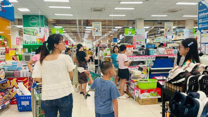 Thịt lợn, rau xanh đắt hàng trước giờ bão số 3 Wipha đổ bộ đất liền -1