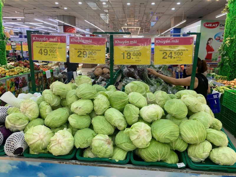 Thịt lợn, rau xanh đắt hàng trước giờ bão số 3 Wipha đổ bộ đất liền -4