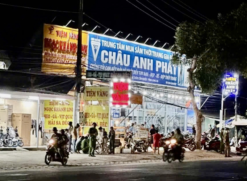 Dùng súng uy hiếp chủ tiệm vàng rồi lấy búa đập tủ trưng bày cướp số lượng lớn vàng -0
