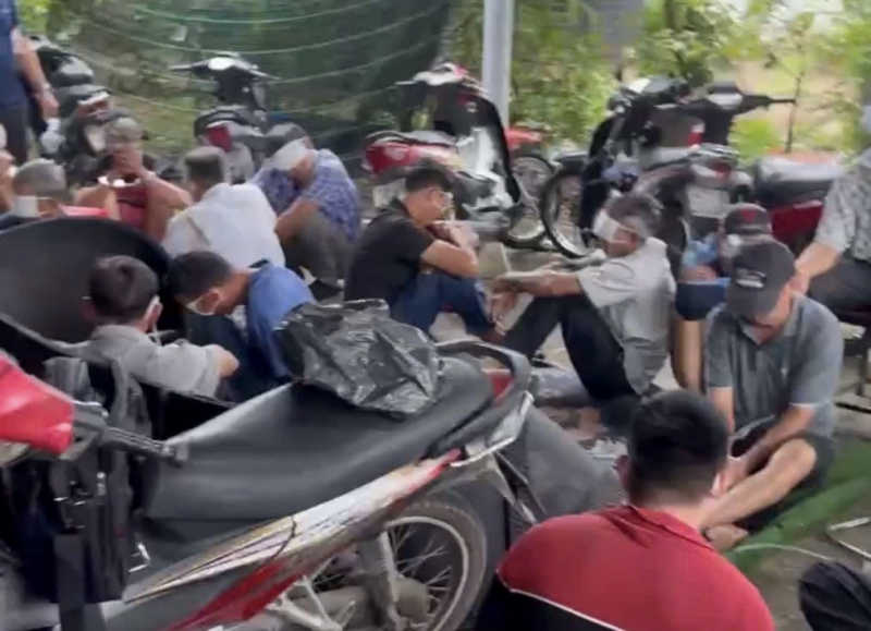 Khép vòng vây, bắt hàng chục con bạc “khát nước” ăn thua bằng hình thức đá gà -0