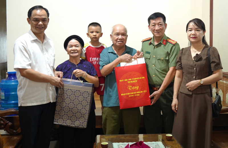 Công an tỉnh Thái Nguyên thăm hỏi gia đình người có công với cách mạng -0