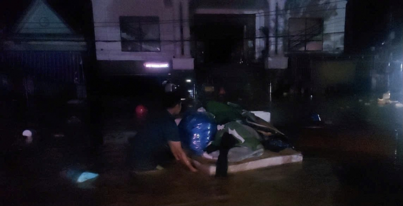 Lũ lớn tràn về trong đêm, nhiều người dân chạy lũ không kịp cứu tài sản -0