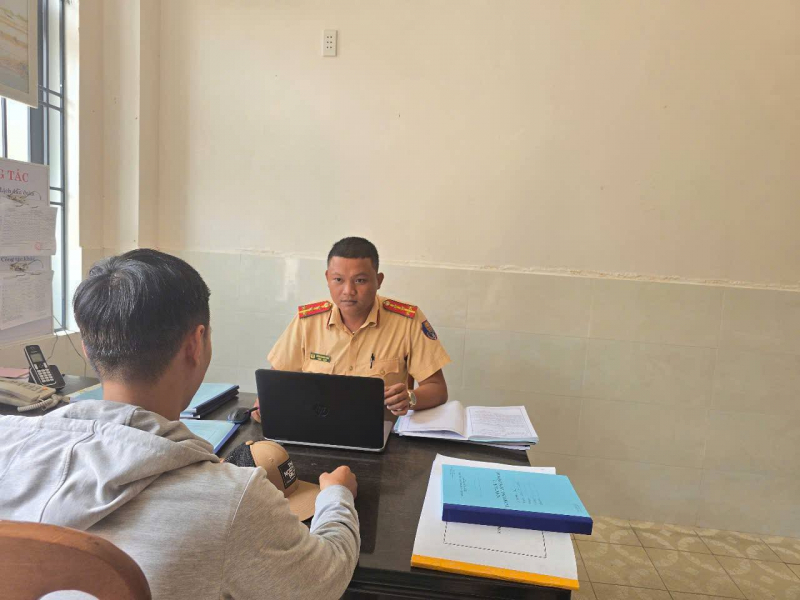 CSGT Đà Nẵng ra tay xử phạt xe tải 