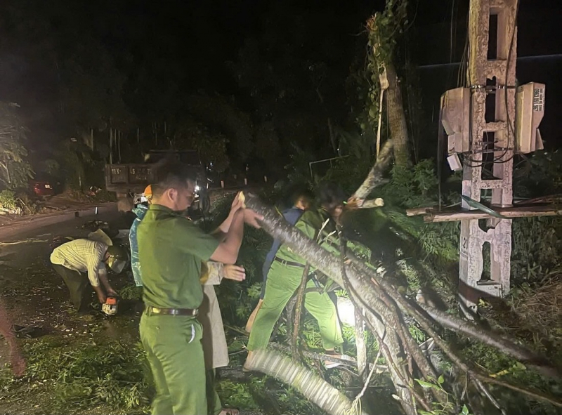 Lũ lớn tràn về trong đêm, nhiều người dân chạy lũ không kịp cứu tài sản -0