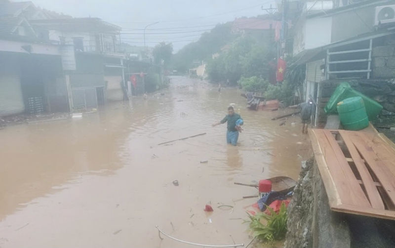 Lũ lớn tràn về trong đêm, nhiều người dân chạy lũ không kịp cứu tài sản -0