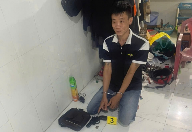 Nam thanh niên mua súng mang về phòng trọ cất giấu để phòng thân -0