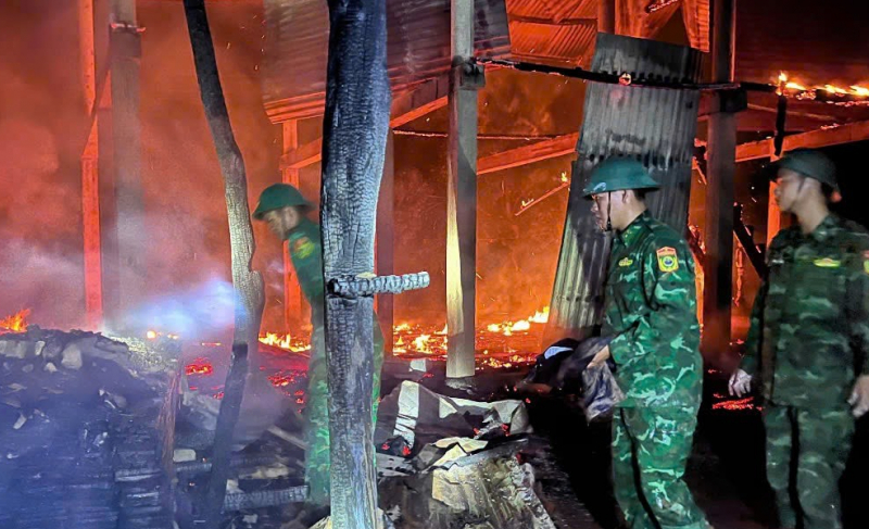 Ngọn lửa thiêu rụi 2 nhà dân trong đêm -0