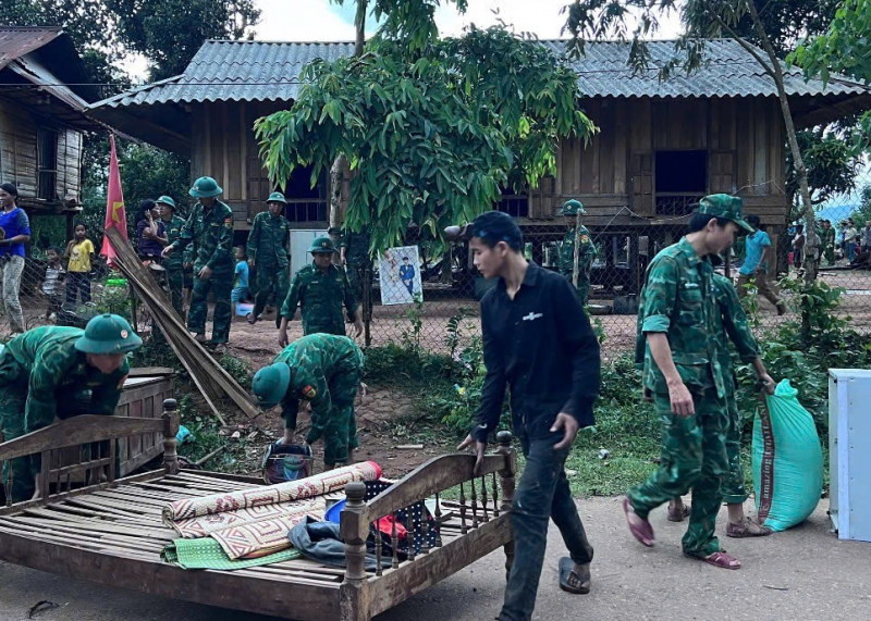 Ngọn lửa thiêu rụi 2 nhà dân trong đêm -0
