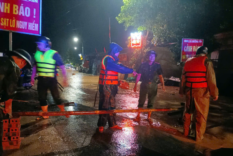 Công an các xã ở Nghệ An dầm mưa xuyên đêm giúp dân chống lũ -0