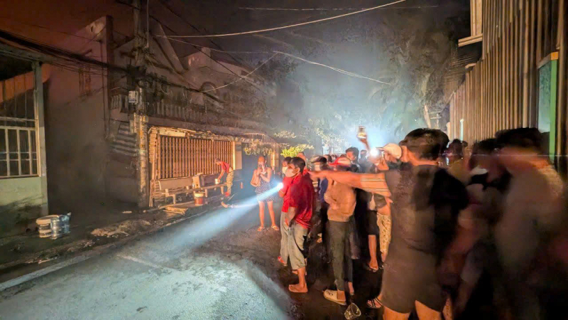 Nối vòi rồng, đục tường nhà dân để chữa cháy kho chứa phế liệu xuyên đêm -0