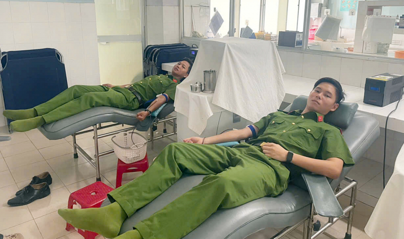 Thêm hai Cảnh sát cơ động Đà Nẵng hiến máu đột xuất cứu người -0