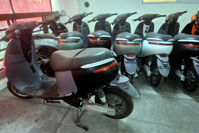 Bỏ tiền thật mua xe điện giả -0