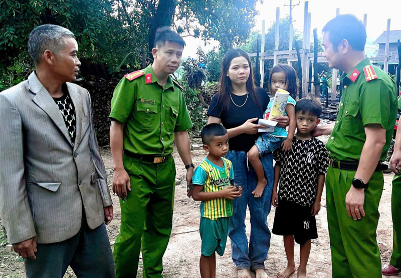 Ngọn lửa thiêu rụi 2 nhà dân trong đêm -0