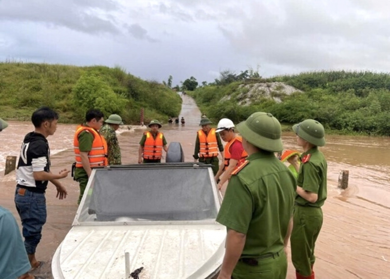 Công an xã nỗ lực tìm kiếm 2 người dân bị lũ cuốn trôi mất tích khi qua ngầm tràn ở Lạng Sơn -0