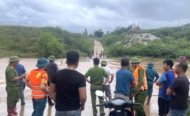 Công an xã nỗ lực tìm kiếm 2 người dân bị lũ cuốn trôi mất tích khi qua ngầm tràn ở Lạng Sơn -0