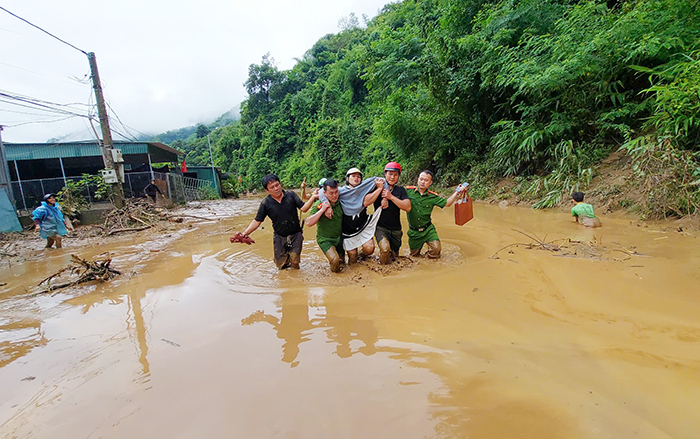 Công an xã Thành Bình Thọ kịp thời đưa sản phụ vượt lũ đến trạm y tế an toàn -0