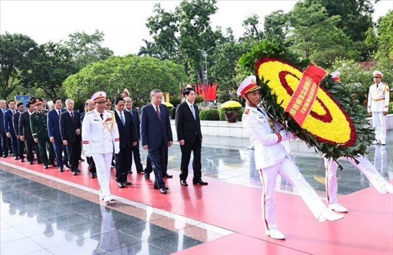 Lãnh đạo Đảng, Nhà nước viếng Chủ tịch Hồ Chí Minh và các Anh hùng liệt sĩ -0
