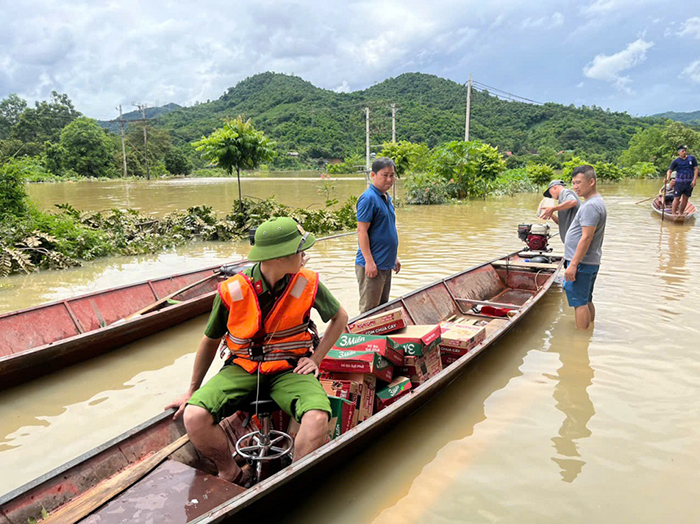 Lực lượng Công an căng sức giúp dân khắc phục hậu quả cơn bão số 3 -0