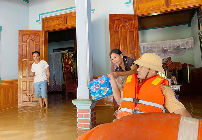 Lực lượng Công an căng sức giúp dân khắc phục hậu quả cơn bão số 3 -0