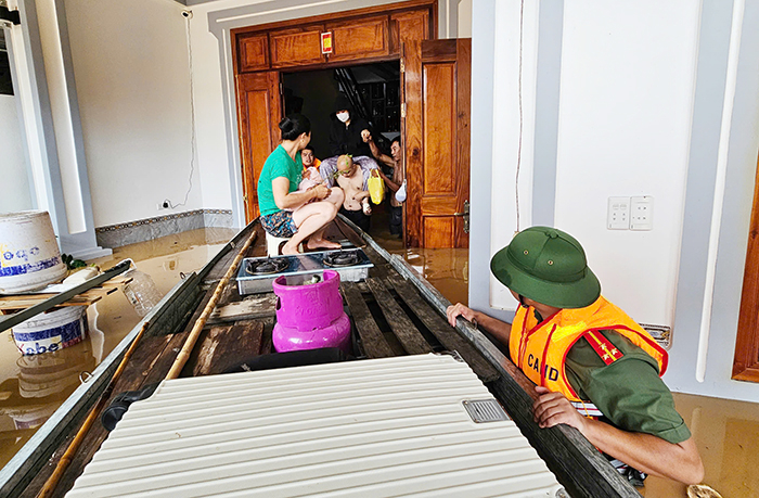 Lực lượng Công an căng sức giúp dân khắc phục hậu quả cơn bão số 3 -1