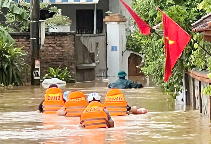 Lực lượng Công an căng sức giúp dân khắc phục hậu quả cơn bão số 3 -0