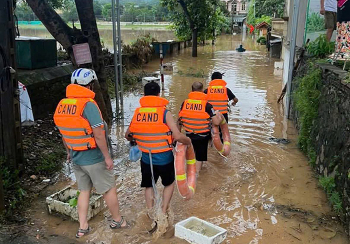 Lực lượng Công an căng sức giúp dân khắc phục hậu quả cơn bão số 3 -1