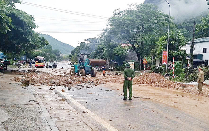Lực lượng Công an căng sức giúp dân khắc phục hậu quả cơn bão số 3 -2