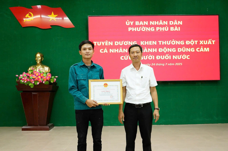 Người thợ xây bất chấp nguy hiểm lao xuống hồ nước sâu cứu học sinh đuối nước -0