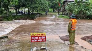 Bộ Xây dựng yêu cầu: Cắm biển cảnh báo, cấm người và xe đi vào đoạn đường mưa lũ, sạt lở -0