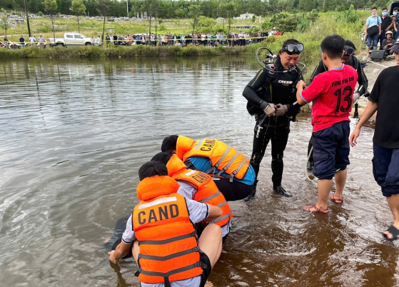 Người thợ xây bất chấp nguy hiểm lao xuống hồ nước sâu cứu học sinh đuối nước -0