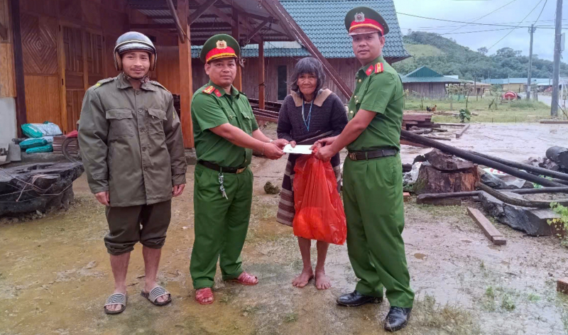 Công an xã biên giới tại Đà Nẵng hỗ trợ người dân khắc phục hậu quả do giông lốc -0