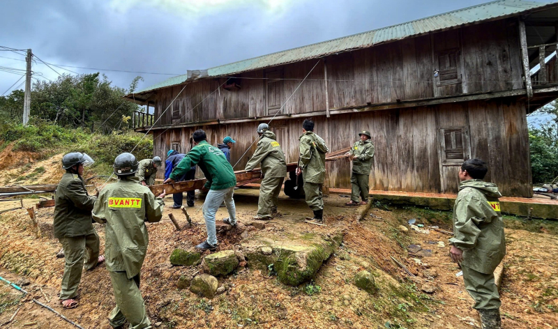 Công an xã biên giới tại Đà Nẵng hỗ trợ người dân khắc phục hậu quả do giông lốc -0