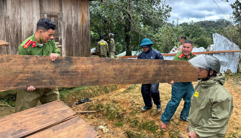 Công an xã biên giới tại Đà Nẵng hỗ trợ người dân khắc phục hậu quả do giông lốc -0