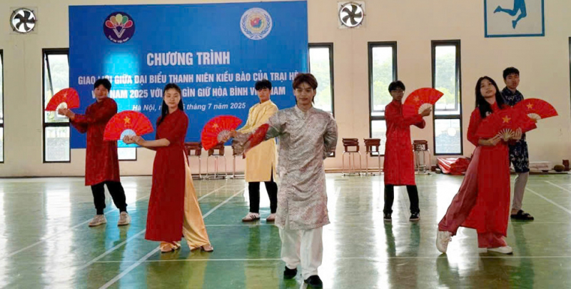Kiều bào trẻ giao lưu với những chiến sĩ “mũ nồi xanh” Việt Nam -0