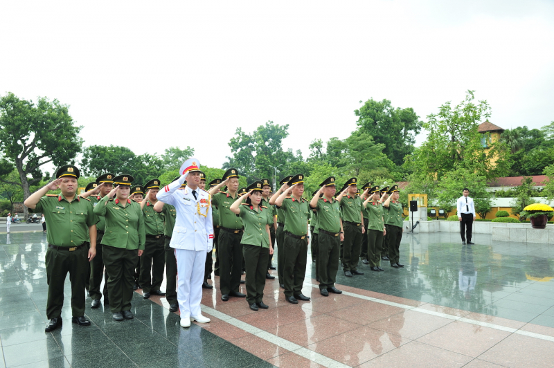 Công an cửa khẩu Cảng hàng không quốc tế Nội dâng hương tại Tượng đài Liệt sĩ Bắc Sơn -2