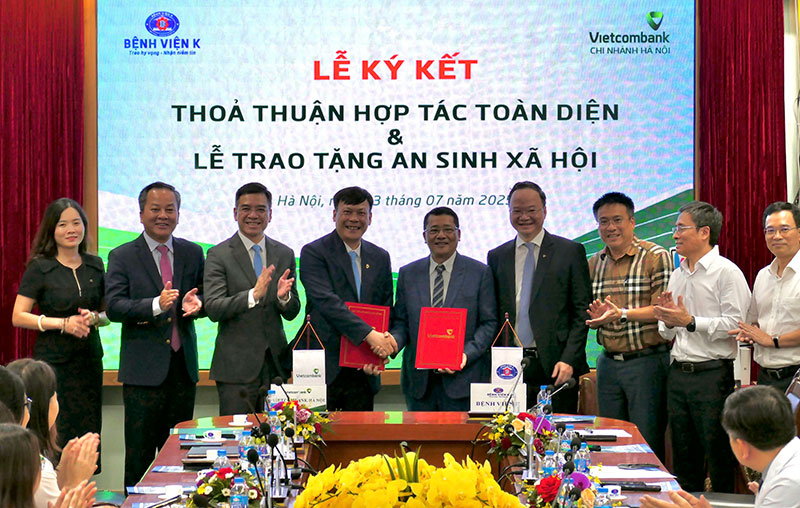 Vietcombank và Bệnh viện K ký kết hợp tác toàn diện, trao tặng 100 máy tính bảng trị giá 1 tỷ đồng phục vụ chuyển đổi số -0