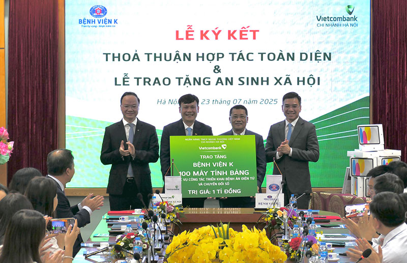 Vietcombank và Bệnh viện K ký kết hợp tác toàn diện, trao tặng 100 máy tính bảng trị giá 1 tỷ đồng phục vụ chuyển đổi số -0